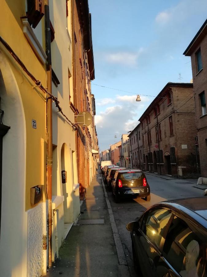 Over The Rainbow - Cozy Studio In The Centre Of Ferrara Apartment Exterior foto
